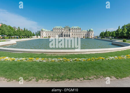 Belvedere Palace Vienne, vue sur la piscine ornementale dans les jardins paysagés du Schloss Belvedere, Vienne, Vienne, Autriche. Banque D'Images