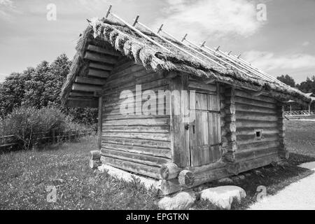 Par exemple, l'architecture rurale en bois bain russe petit immeuble typique, photo en noir et blanc Banque D'Images