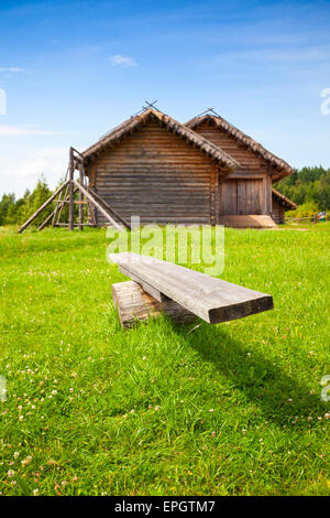 Vieille balançoire en bois se dresse sur l'herbe vert vif dans village Russe Banque D'Images