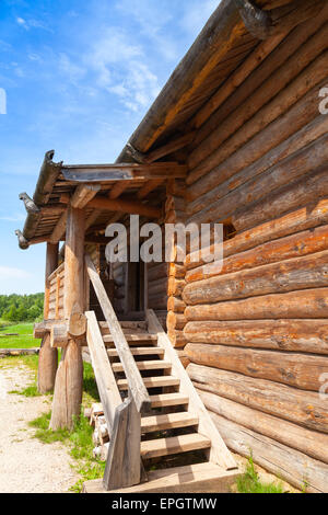 Par exemple l'architecture russe en bois en milieu rural, maison ancienne avec escalier fragment Banque D'Images