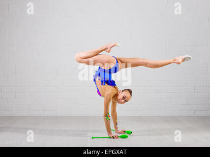 Jeune fille est engagée dans l'art de la gymnastique Banque D'Images