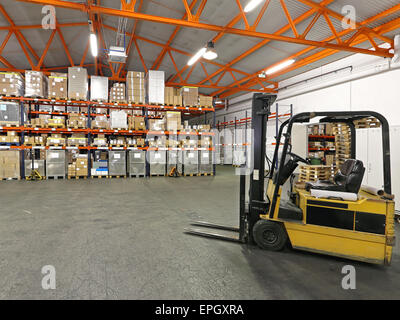 Forklift in warehouse Banque D'Images