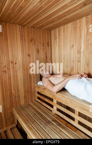 Homme dans un sauna Banque D'Images