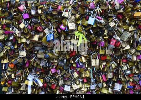 Les amateurs de couleur des casiers dans Paris le pont des arts Banque D'Images