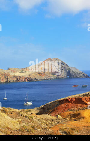 Yachts blancs pittoresques dans la baie Banque D'Images