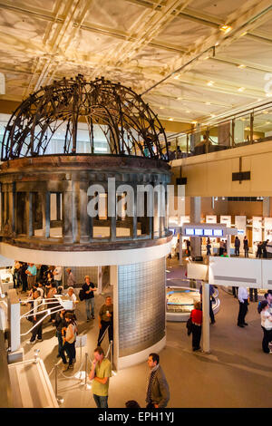 Intérieur du musée commémoratif de la paix d'Hiroshima, montrant une reconstruction du dôme DE la bombe A, le dôme de Genbaku, suspendu du plafond au-dessus du hall principal. Banque D'Images