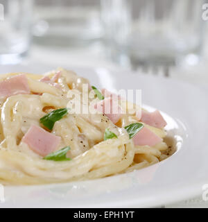 La société Spaghetti Carbonara Pâtes Nudeln mit Schinken auf Teller Banque D'Images