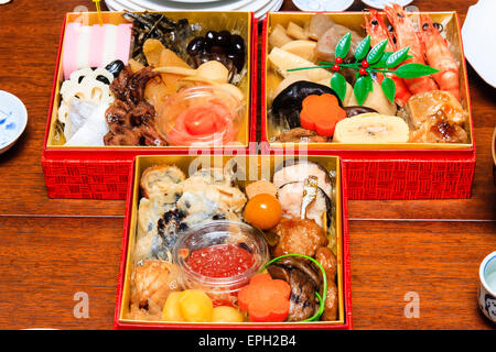 Un set de nourriture japonais pour le nouvel an sur une table. Appelé un Osechi-ryori, et servi dans des boîtes de jubako, son a traditionnel a commencé dans la période Heian Banque D'Images