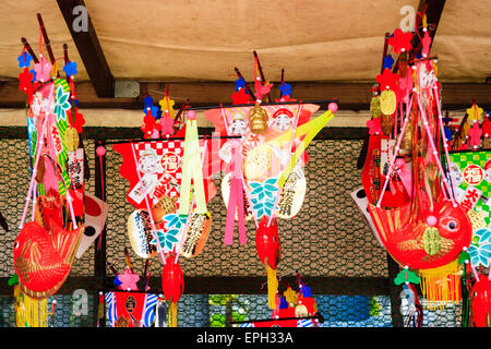 Breloques bonne chance, Kumade rouge, râteaux de bambou ornementaux décorés avec une variété de talismans, accroché à un sanctuaire Shinto lors du festival du nouvel an Banque D'Images