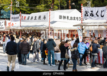 Les foules qui visitent le sanctuaire de Yaasaka à Kyoto pour leur Hatsumode, la première visite importante de la nouvelle année. Les gens errant autour des stands omamori. Banque D'Images