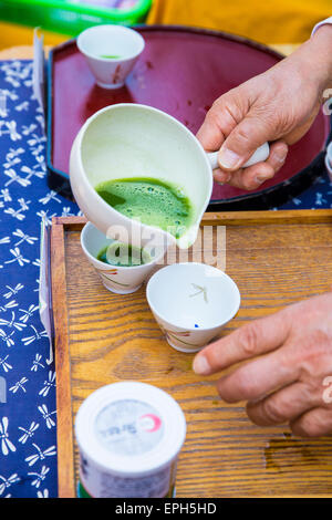 Prendre le thé vert matcha dans un marché Banque D'Images