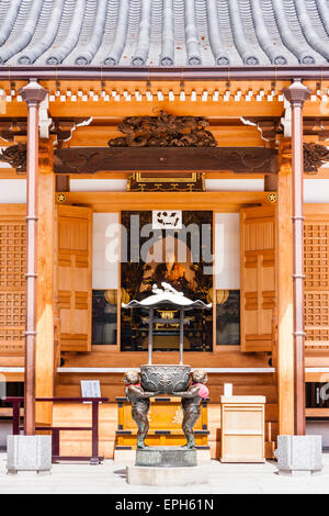 Le Kondo principal, salle d'or, avec une statue de Bouddha à l'intérieur tout en premier plan à l'extérieur, un bol de brûleur d'encens couvert au temple de Suma-dera, Japon. Banque D'Images
