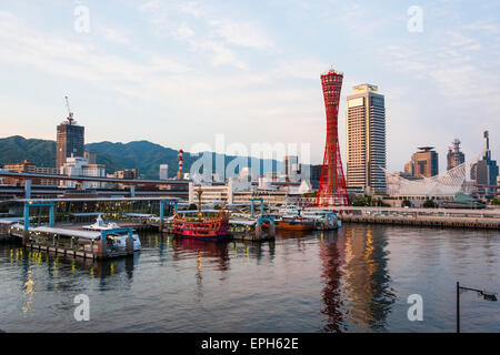 Kobe, célèbre front vue de la tour de port Kobe rouge, l'Okura Hotel high-rise et le châssis en métal blanc, structure de travail du Musée Maritime. Banque D'Images