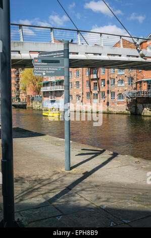 De retour d'appels l'atterrissage avec de l'eau dérive par taxi, centre-ville de Leeds, West Yorkshire, Banque D'Images