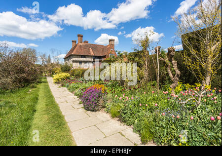 La longue frontière à Great Dixter, une maison de campagne par Edwin Lutyens, jardin par Christopher Lloyd au printemps, avril, Rye, East Sussex, UK Banque D'Images