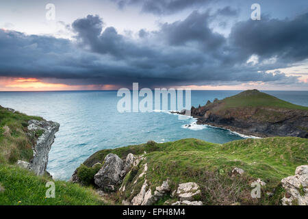 Des nuages de pluie au cours de la collecte des culottes sur la côte nord de Cornwall Banque D'Images