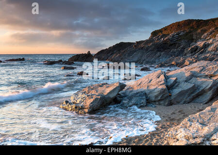 Des pierres sur la plage de Fistral peu une petite anse de la grande plage de surf de fistral à Newquay en Cornouailles Banque D'Images