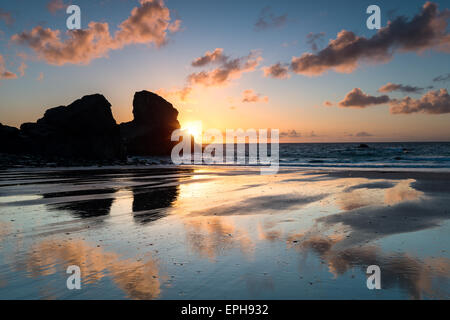Sunset over sea stacks à Porthcothan Bay sur la côte nord de Cornwall Banque D'Images