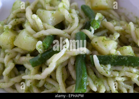 Trofie au pesto, la nourriture typique de la Ligurie - la cuisine italienne Banque D'Images