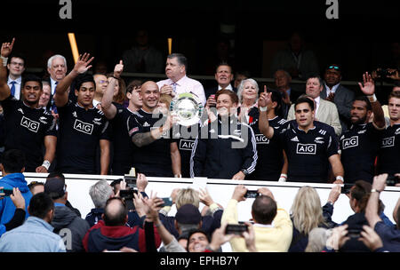 Twickenham, London UK. 17 mai, 2015. L'attribution de la plaque finale. Afrique du Sud Nouvelle-zélande v 14 - Jour 2 à Londres Sevens 2015, HSBC Sevens World Series 2015, au stade de Twickenham, Londres, en Angleterre. Credit : Action Plus Sport/Alamy Live News Banque D'Images