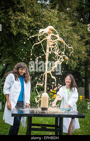 Deux adolescentes expérimenter avec combinaison de Mentos et sodas résultant en grande quantité. Banque D'Images