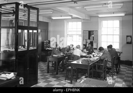 Rédaction rédacteurs journalistes sous 1950 Express & Star Newspaper Editors sous ministère Queen Street West Midlands Wolverhampton 1959 Banque D'Images