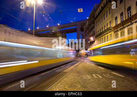 Bus et tramways dans la rue dans la nuit de Lisbonne Banque D'Images