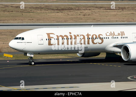 Boeing 777-300 ER Unis avion de passagers, roulage vers la piste, l'aéroport international de Düsseldorf, Allemagne. Banque D'Images