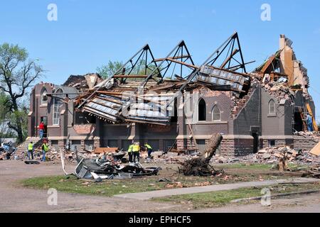 Delmont, South Dakota, USA. 17 mai, 2015. Les résidents au crible les débris et aider au nettoyage d'une église détruite à la suite d'une tornade EF-2 17 mai 2015 dans la région de Delmont, S.D. Crédit : Planetpix/Alamy Live News Banque D'Images