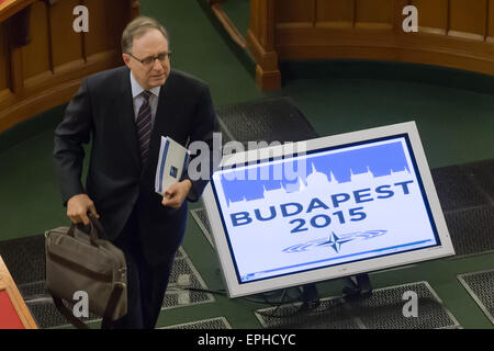 Budapest. 18 mai, 2015. Le Secrétaire général adjoint de l'OTAN Alexander Vershbow assiste à la séance plénière de la session de printemps de l'Assemblée parlementaire de l'OTAN à Budapest, Hongrie le 18 mai 2015. La Session de printemps de l'Assemblée parlementaire de l'OTAN qui a eu lieu ici a publié une déclaration commune lundi soulignant l'importance de l'élargissement et de recommander qu'avant la fin de l'année l'Alliance inviter le Monténégro à rejoindre. Credit : Attila Volgyi/Xinhua/Alamy Live News Banque D'Images