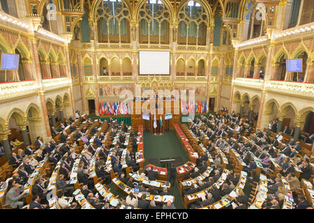 Budapest. 18 mai, 2015. Photo prise le 18 mai 2015 montre la vue générale de la séance plénière de la session de printemps de l'Assemblée parlementaire de l'OTAN à Budapest, Hongrie. La Session de printemps de l'Assemblée parlementaire de l'OTAN qui a eu lieu ici a publié une déclaration commune lundi soulignant l'importance de l'élargissement et de recommander qu'avant la fin de l'année l'Alliance inviter le Monténégro à rejoindre. Credit : Attila Volgyi/Xinhua/Alamy Live News Banque D'Images