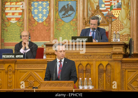 Budapest. 18 mai, 2015. Le Président du Parlement monténégrin Ranko Krivokapic (avant) traite de la séance plénière de la session de printemps de l'Assemblée parlementaire de l'OTAN à Budapest, Hongrie le 18 mai 2015. La Session de printemps de l'Assemblée parlementaire de l'OTAN qui a eu lieu ici a publié une déclaration commune lundi soulignant l'importance de l'élargissement et de recommander qu'avant la fin de l'année l'Alliance inviter le Monténégro à rejoindre. Credit : Attila Volgyi/Xinhua/Alamy Live News Banque D'Images