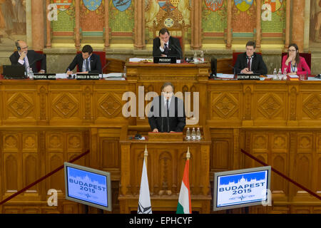 Budapest. 18 mai, 2015. Le Secrétaire général adjoint de l'OTAN Alexander Vershbow (avant) traite de la séance plénière de la session de printemps de l'Assemblée parlementaire de l'OTAN à Budapest, Hongrie le 18 mai 2015. La Session de printemps de l'Assemblée parlementaire de l'OTAN qui a eu lieu ici a publié une déclaration commune lundi soulignant l'importance de l'élargissement et de recommander qu'avant la fin de l'année l'Alliance inviter le Monténégro à rejoindre. Credit : Attila Volgyi/Xinhua/Alamy Live News Banque D'Images