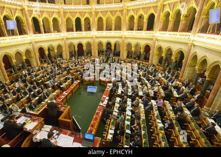 Budapest. 18 mai, 2015. Photo prise le 18 mai 2015 montre la vue générale de la séance plénière de la session de printemps de l'Assemblée parlementaire de l'OTAN à Budapest, Hongrie. La Session de printemps de l'Assemblée parlementaire de l'OTAN qui a eu lieu ici a publié une déclaration commune lundi soulignant l'importance de l'élargissement et de recommander qu'avant la fin de l'année l'Alliance inviter le Monténégro à rejoindre. Credit : Attila Volgyi/Xinhua/Alamy Live News Banque D'Images