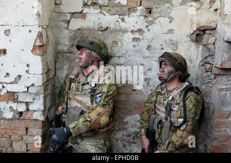 Soldats géorgiens à partir de la 1re Brigade d'infanterie de la Force de réaction de l'OTAN au cours d'un exercice d'entraînement de combat en zone urbaine dans le cadre de l'exercice Noble le 17 mai 2015 Partenaire de Vaziani, Géorgie. 15. Partenaire Noble est un domaine de la formation et de l'exercice de tir réel entre l'armée américaine et l'armée géorgienne. Banque D'Images