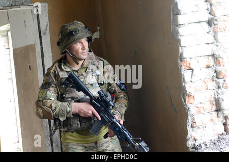 Un soldat géorgien de la 1re Brigade d'infanterie de la Force de réaction de l'OTAN au cours d'un exercice d'entraînement de combat en zone urbaine dans le cadre de l'exercice Noble le 17 mai 2015 Partenaire de Vaziani, Géorgie. Partenaire Noble est un domaine de la formation et de l'exercice de tir réel entre l'armée américaine et l'armée géorgienne. Banque D'Images