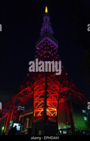 La Tour de Tokyo illuminée de lumières colorées Banque D'Images