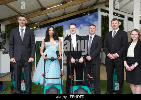 Strictly Come Dancing stars Karen Hauer et Kevin Clifton posent avec les tondeuses Bosch et le personnel de RHS Chelsea Flower Show 2015 Banque D'Images