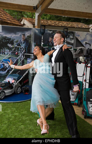 Strictly Come Dancing stars Karen Hauer et Kevin Clifton danse à RHS Chelsea Flower Show 2015 Banque D'Images