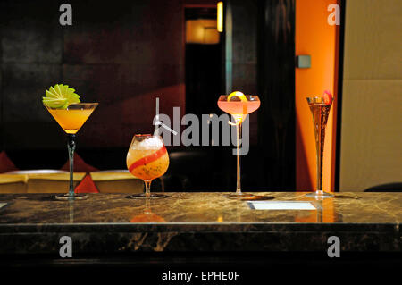 Des cocktails sur un bar à l'hôtel Mandarin Oriental, Knightsbridge, Londres, Angleterre, Royaume-Uni Banque D'Images