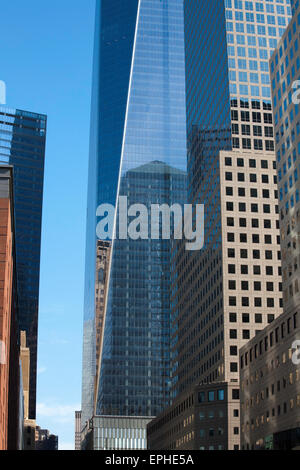 Reflets dans le verre de du One World Trade Center Financial District Manhattan New York USA Banque D'Images