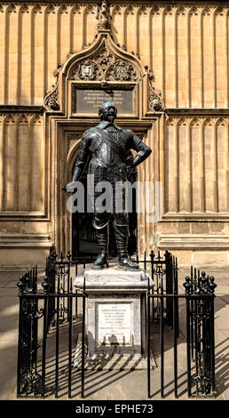 Vue sur la cour de la Bodleian Library et statue de Sir Thomas Bodley (Scholar et fondateur de la bibliothèque) Oxford, Angleterre, Royaume-Uni. Banque D'Images