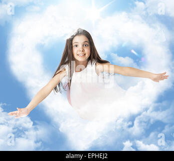 Petite fille voler dans un nuage heartshaped Banque D'Images