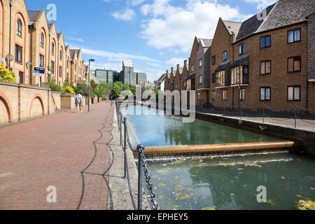 Maisons à côté du canal d'ornement à St Katharine's Docks et Wapping Banque D'Images