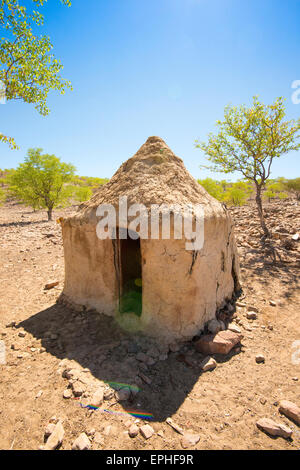 L'Afrique, la Namibie. Village de la tribu Himba. Structure dans le village Himba. Banque D'Images