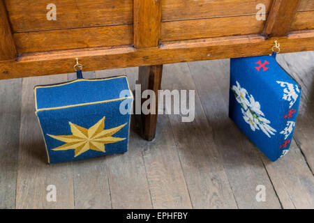 Genouillères, brodés ou poufs coussins prière attaché à un banc dans l'église St Mary the Virgin, Oxford, Angleterre, Royaume-Uni. Banque D'Images