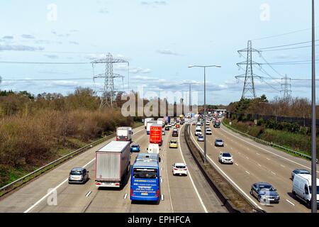 Le trafic lent sur le M25 près de Wisley UK Banque D'Images