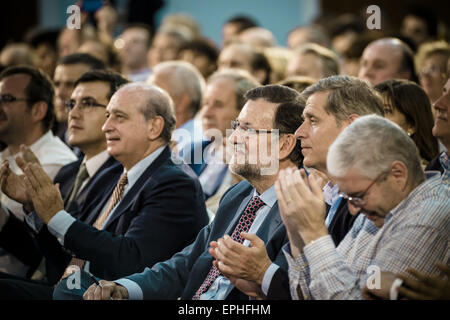 Barcelone, Catalogne, Espagne. 18 mai, 2015. Le premier ministre Espagnol Mariano Rajoy entend le discours du leader du CPP Alicia Sanchez Camacho lors d'un rassemblement électoral pour les élections municipales à Barcelone entre autres membres du parti Crédit : Matthias Rickenbach/ZUMA/ZUMAPRESS.com/Alamy fil Live News Banque D'Images