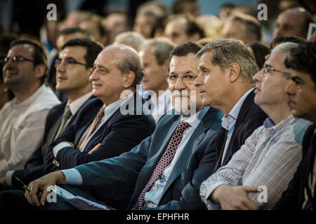 Barcelone, Catalogne, Espagne. 18 mai, 2015. Le premier ministre Espagnol Mariano Rajoy entend le discours du leader du CPP Alicia Sanchez Camacho lors d'un rassemblement électoral pour les élections municipales à Barcelone entre autres membres du parti Crédit : Matthias Rickenbach/ZUMA/ZUMAPRESS.com/Alamy fil Live News Banque D'Images