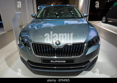 BERLIN - 02 MAI 2015 : Exposition. Grande famille voiture Skoda Superb (troisième génération). Produite depuis 2015. Banque D'Images